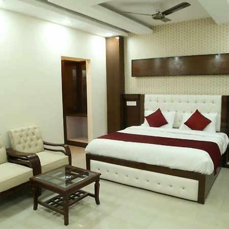 Hotel EurasiaZirakpur エクステリア 写真