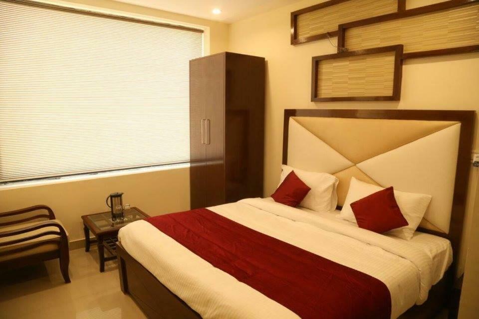 Hotel EurasiaZirakpur エクステリア 写真